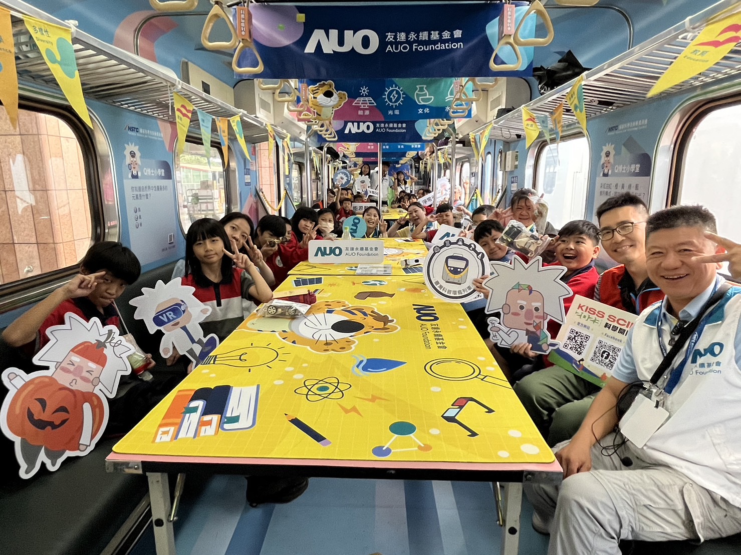DB真人永續基金會參與「臺灣科普環島列車」，設計基礎科學車廂課程，以「淨零碳排和永續能源」為主題，讓學生透過創意實驗認識淨零知識，以及思考生活中的減碳行為
